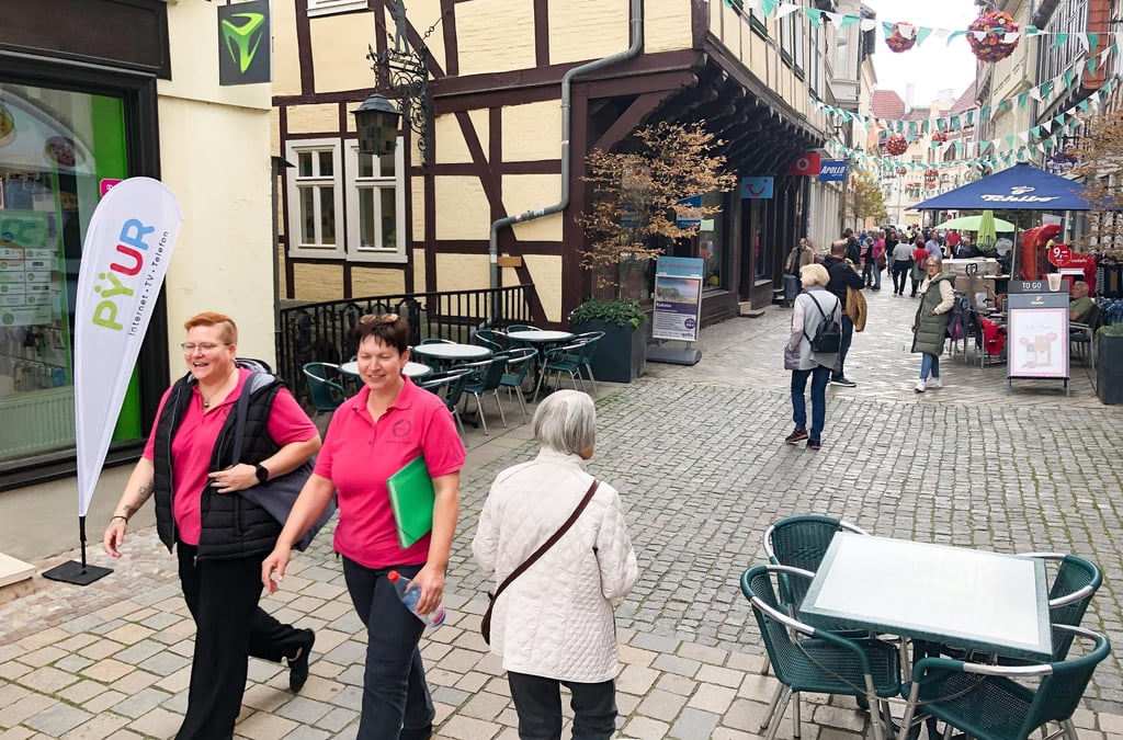 Ein anderes Pflaster, links ein Geländer: Dass hier eine Brücke passiert wird, ist nicht unbedingt auf den ersten Blick zu erkennen.