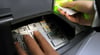 Ein Mann hat Anfang September in Ilsenburg im Harz mehrere hundert Euro aus einem EC-Geldautomat erbeutet. Nun fahndet die Polizei nach dem Tatverdächtigen. Symbolbild: