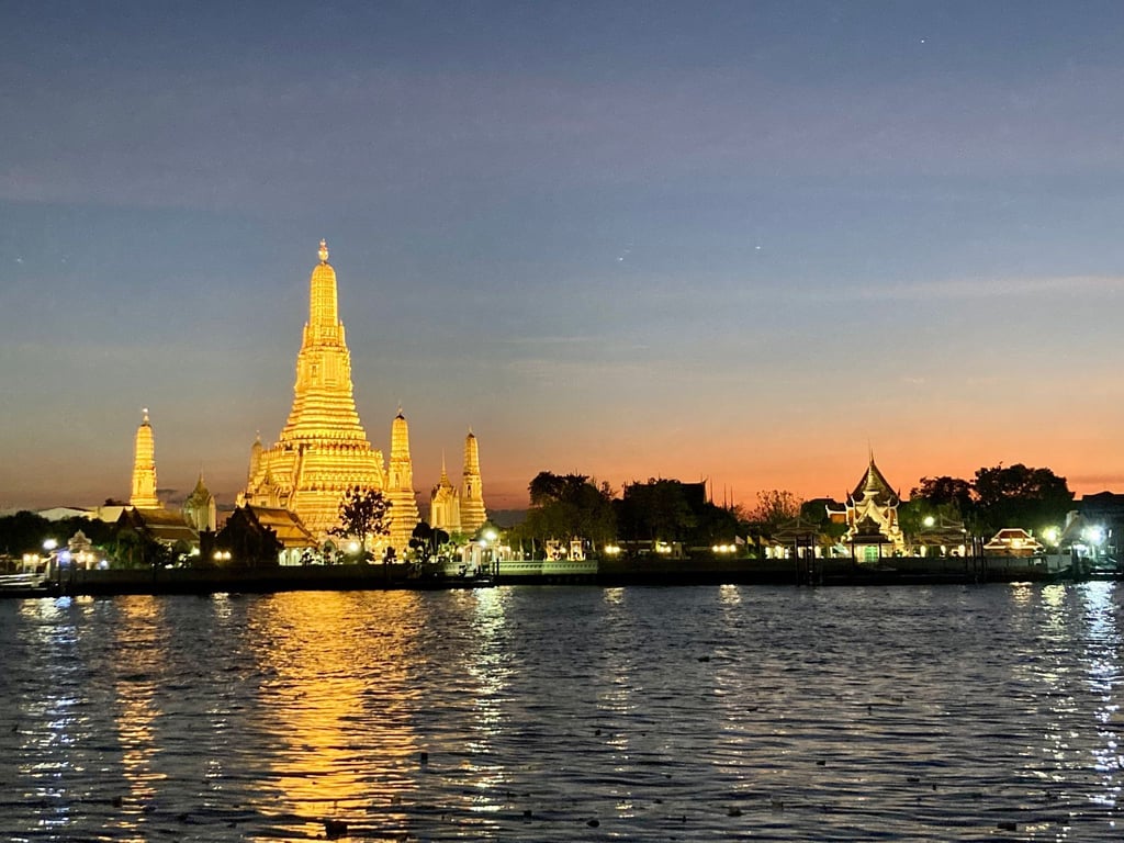 Sehenswürdigkeit wie den Wat Arun (Tempel der Morgenröte) zu besuchen, ist in den kühlen Abendstunden am angenehmsten. Der Gouverneur von Bangkok will die Öffnungszeiten nun verlängern.