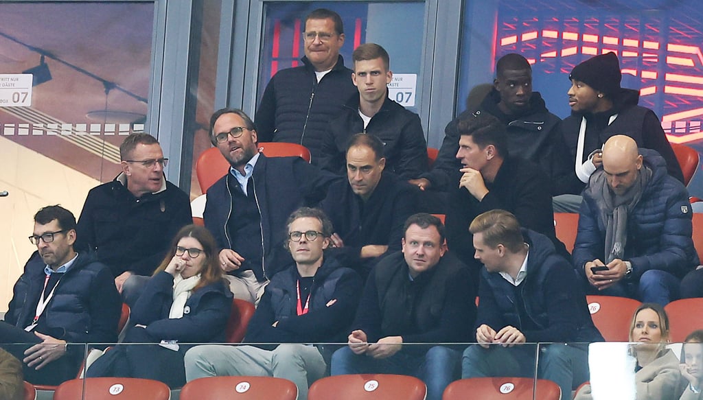 Einflüsterer: Ralf Rangnick spricht, Mario Gomez hört zu.
