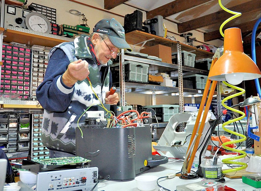 Norbert Kruczka arbeitet im Repair-Café in Stendal ehrenamtlich an kaputten Geräten – hier an einer Kaffeemaschine.
