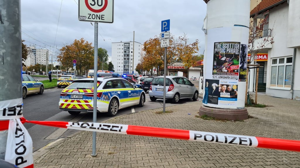 Im Stadteil Oggersheim sind zwei Menschen getötet und ein weiterer schwer verletzt worden.