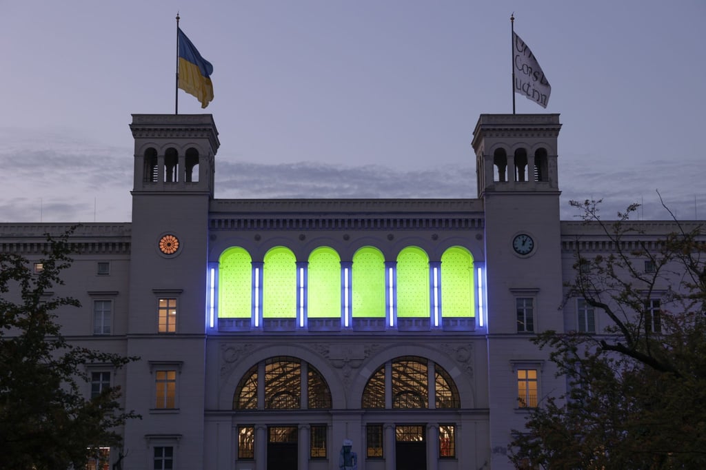 Blick auf die Lichtinstallation des US-Künstlers Dan Flavin an der Außenfassade des Museum Hamburger Bahnhof.