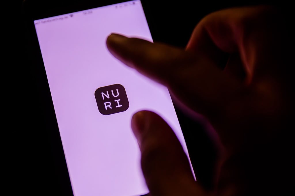 Ein Nutzer startet die App der mittlerweile insolventen Internet-Bank Nuri auf seinem Handy.