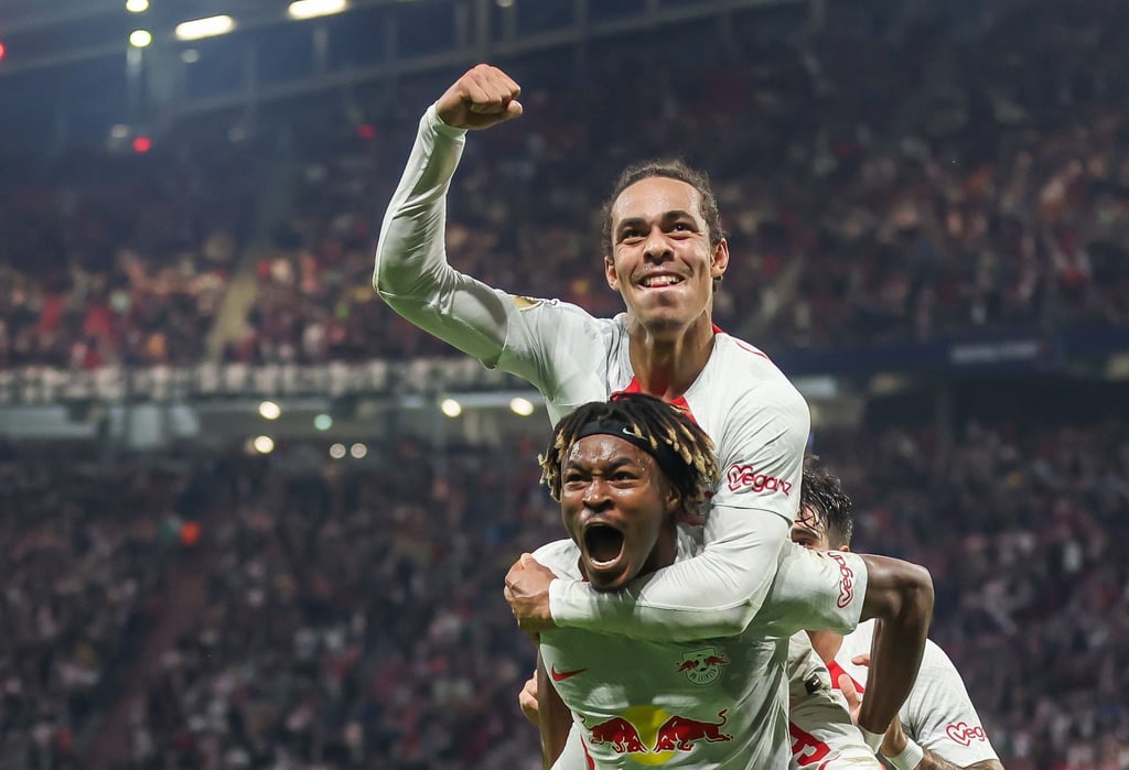 Yussuf Poulsen (oben) und Mohamed Simakan jubeln nach Poulsens Treffer zum 1:0.