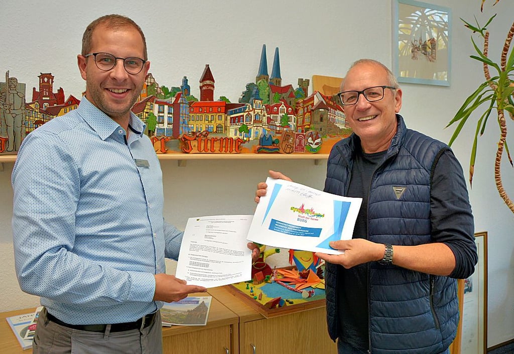 Bürgermeister Philipp Stark und Maik Scholkowsky mit den Verträgen für die kommenden Rolandfeste.