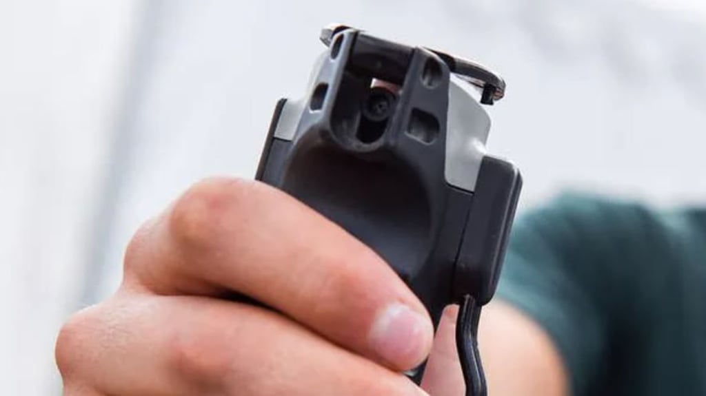 Erneut hat ein Ladendieb Pfefferspray in Magdeburg versprüht - diesmal am Moritzplatz. Die Polizei sucht nach dem Mann. Symbolbild: