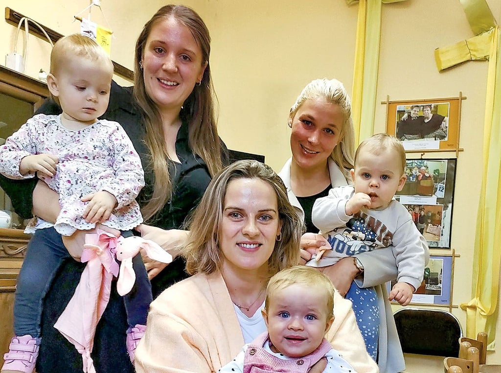 Christina Teisler und Aria (links) aus Plötzkau sowie Sabine Ebert mit Klara und Jule Haber mit Ella-Louisa aus Bründel wurden offiziell begrüßt.
