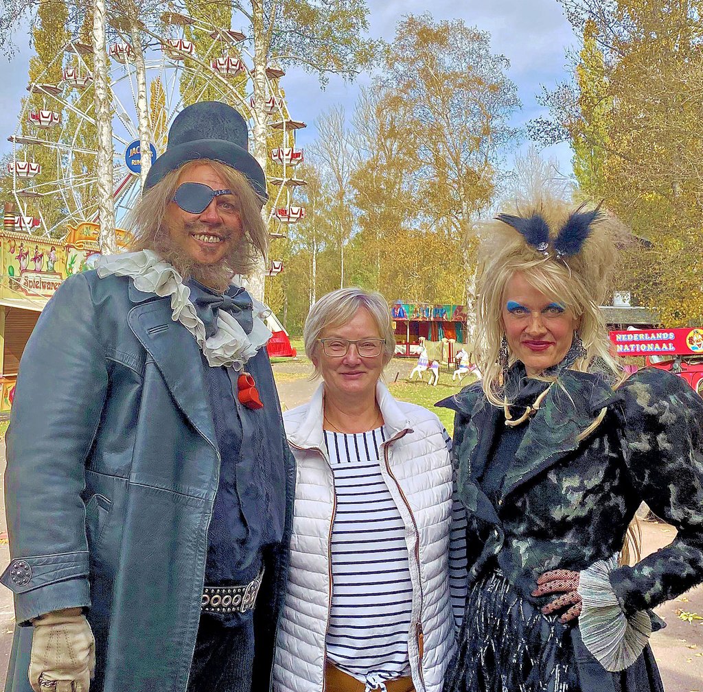 Bernburgs Oberbürgermeisterin Silvia Ristow stattete am Montag dem Filmset einen Besuch ab und ließ sich gemeinsam mit den beiden Hauptdarstellern Moritz Führmann (Riese) und Anna Schudt (Hexe) ablichten.