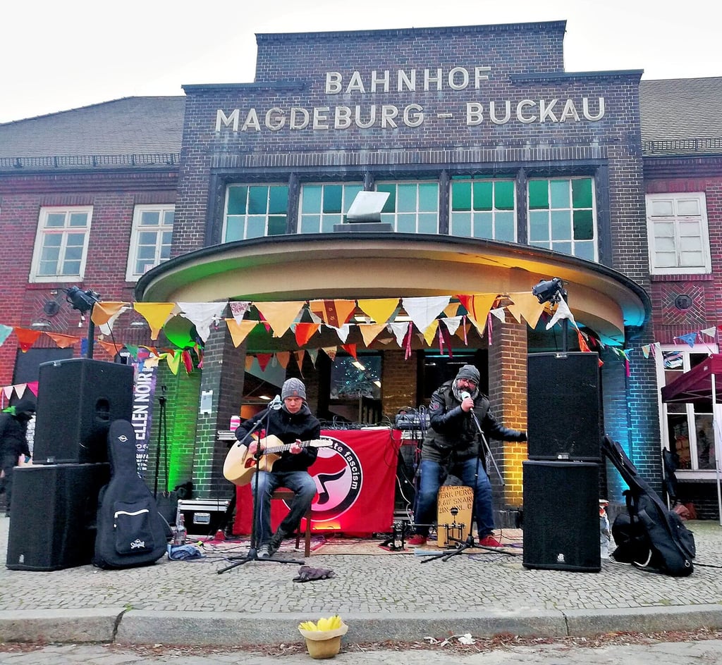 Vor dem Buckauer Bahnhof gab es am 18. Januar dieses Jahres eine Mahnwache. Im nächsten Jahr soll am 21. Januar am Sudenburger Bahnhof ein Bürgerfest stattfinden.