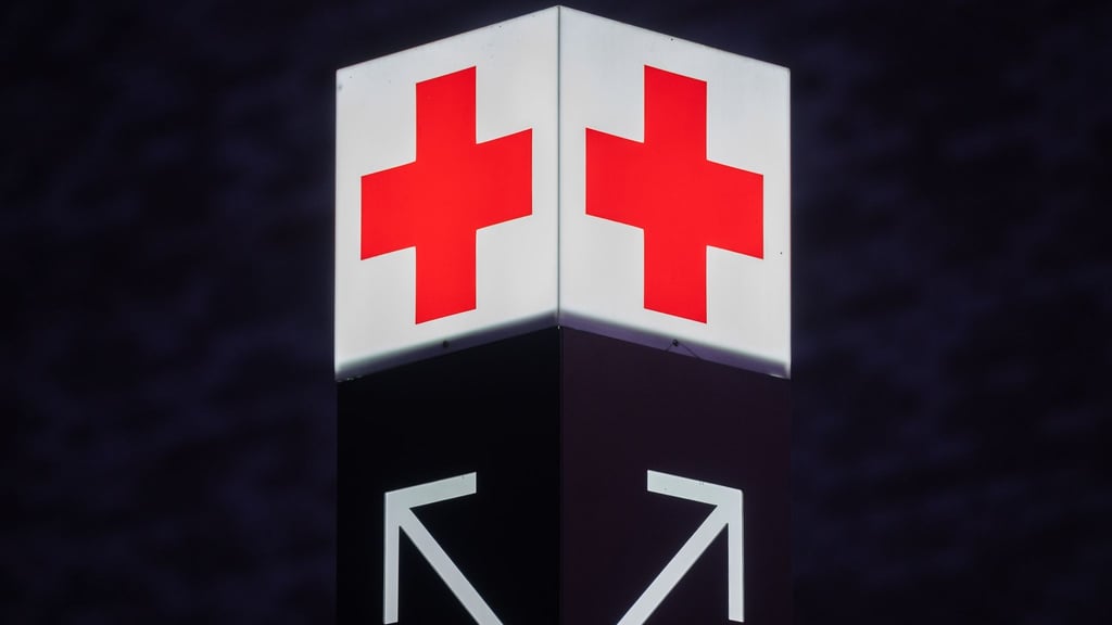Ein Pfeil weist den Weg zur Notaufnahme eines Krankenhauses.