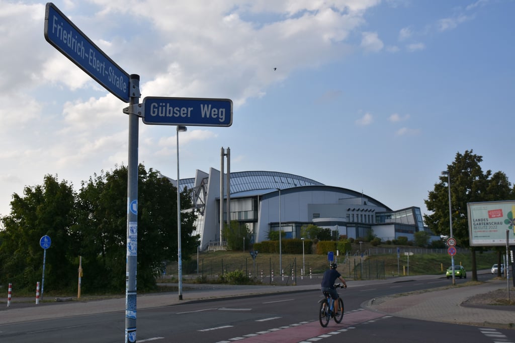 Ein Blick auf den Verkehrsknoten von Friedrich-Ebert-Straße und Gübser Weg. Straßenbegleitend gibt es einen Geh- und Radweg.