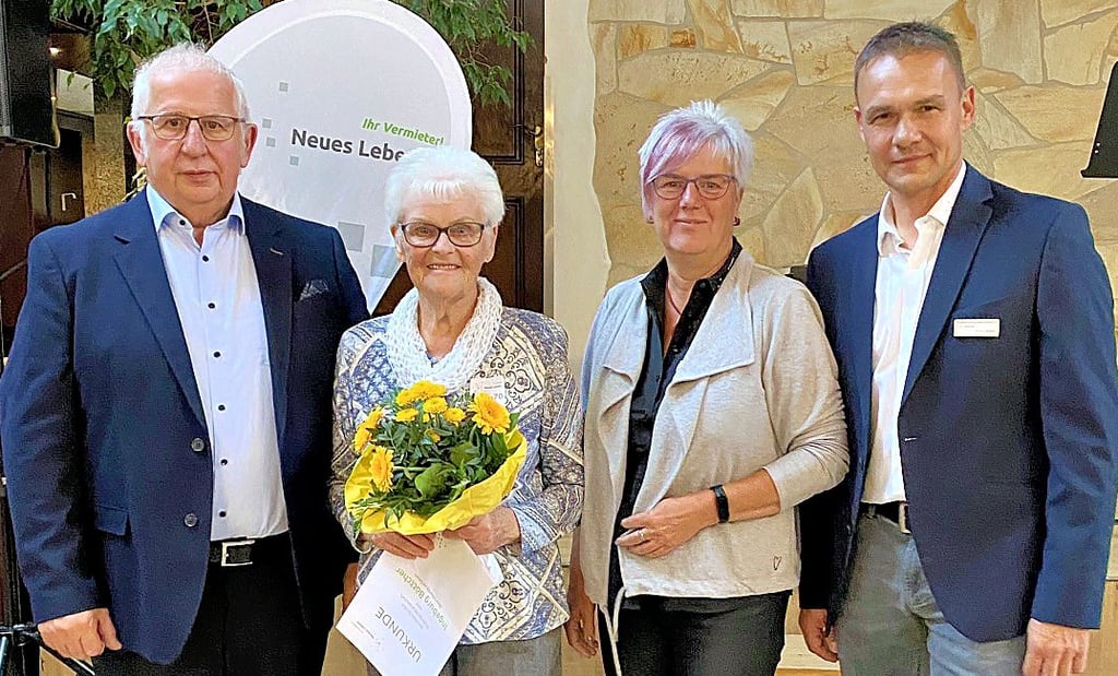 Ingeburg Böttcher (2. von links) ist seit 70 Jahren Genossenschaftsmitglied. Joachim Kunkel (links) vom Aufsichtsrat sowie Grit Röhrborn und Ronny Röper vom Vorstand der WG würdigten ihre Treue.
