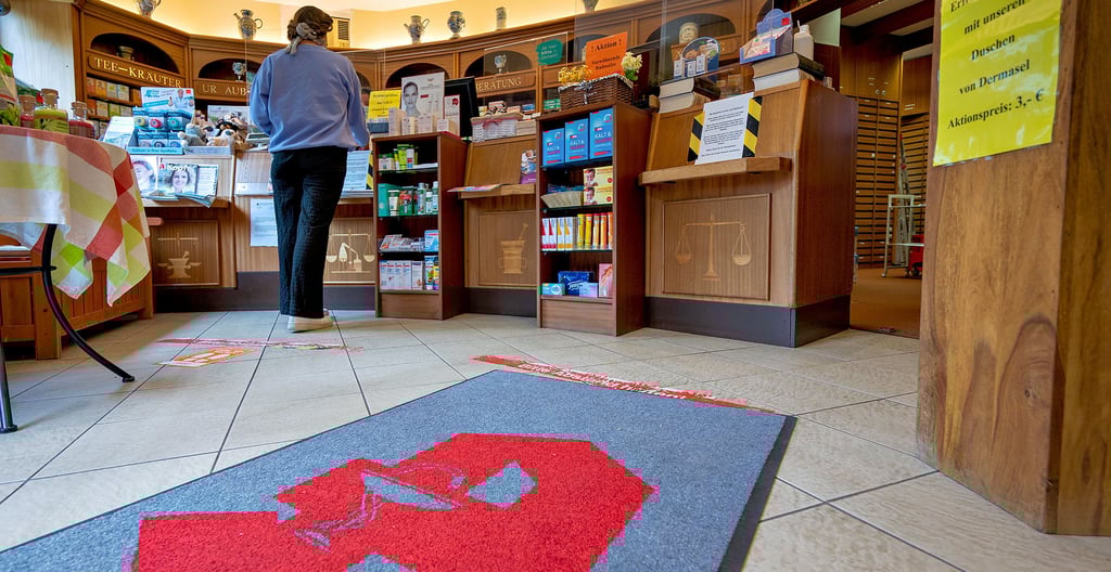 Wegen der Erhöhung des Kassenabschlags, den die Bundesregierung, befristet auf zwei Jahre, beschließen will, rufen Apothekerverbände zum Protest auf. Der Apothekenabschlag soll von 1,77 Euro auf zwei Euro angehoben werden.
