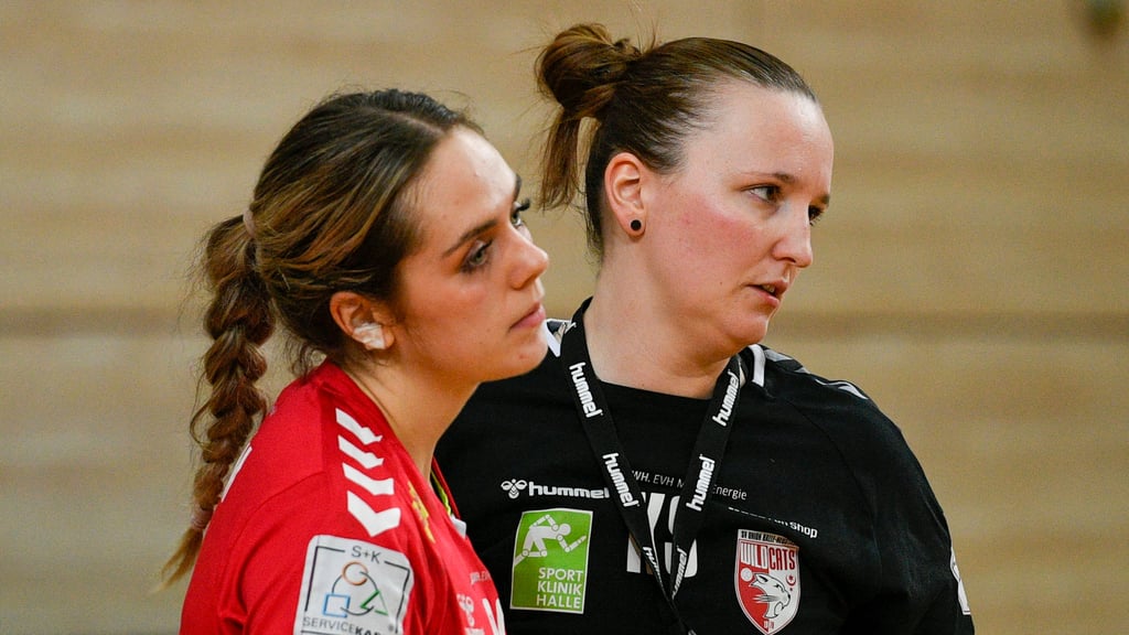 Wildcats-Trainerin Katrin Schneider (r.) tröstet Madeleine Östlund.