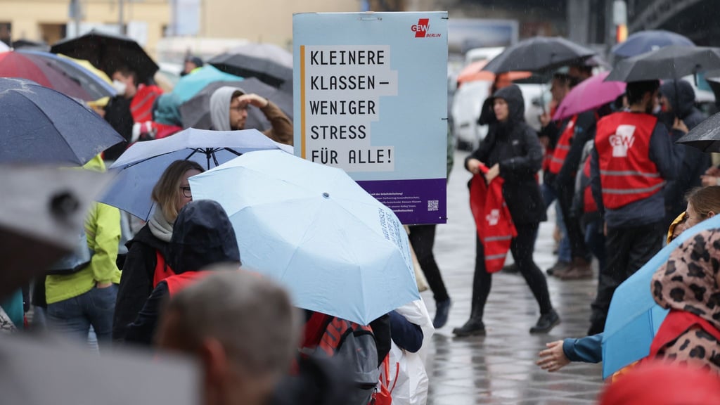 Ein Schild mit der Aufschrift „Kleinere Klassen - weniger Stress für alle!“ bei einer Demonstration.
