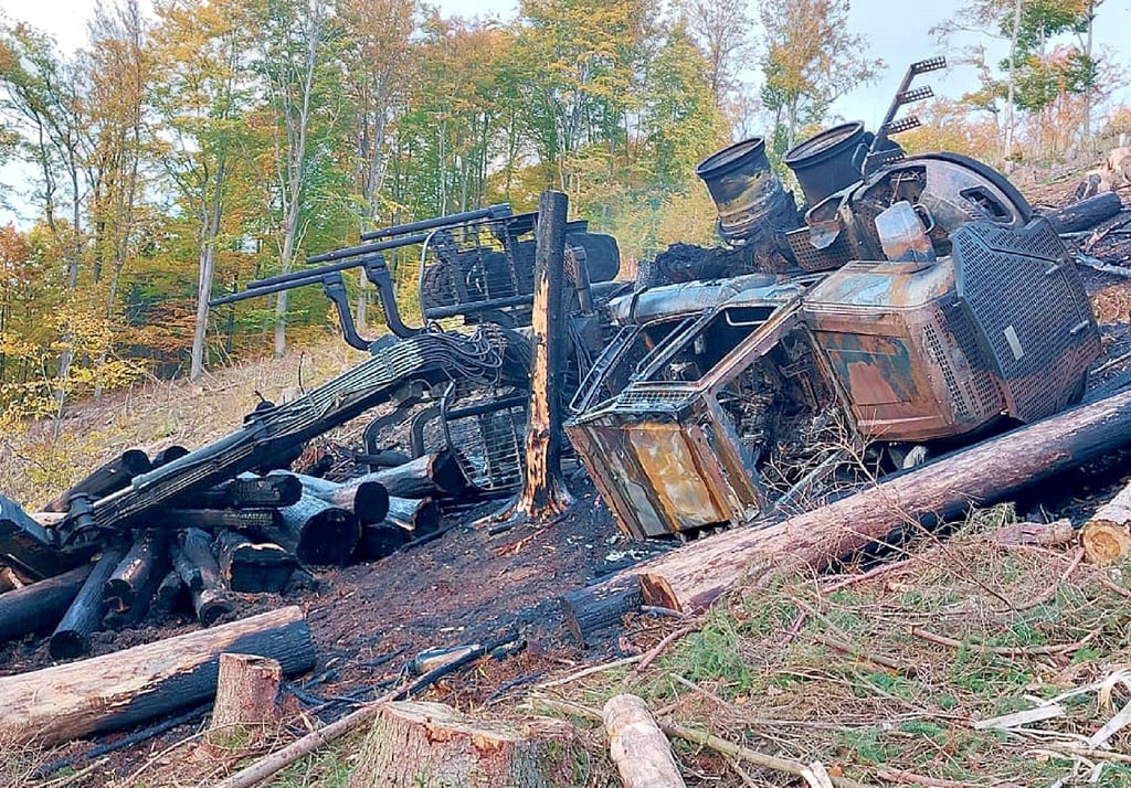 Der umgestürzte Rückezug geriet an einem Steilhang in Brand und erforderte bis tief in die Nacht hinein drei Einsätze der Feuerwehren.