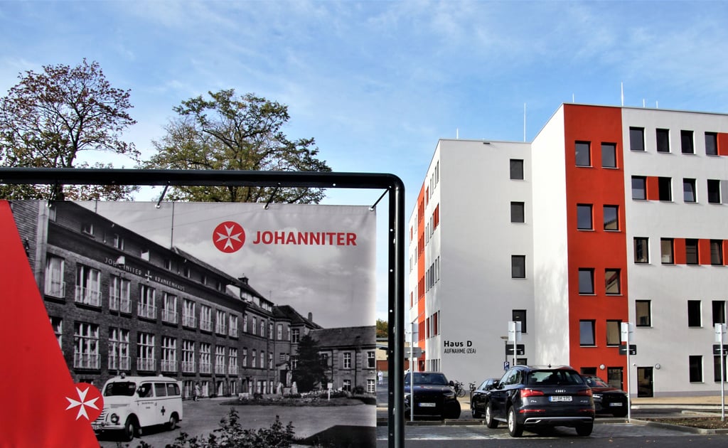 Das Johanniter-Krankenahaus Stendal: An frühere Zeiten erinnert ein Fotobanner, das vor dem Krankenhaus-Neubau steht.