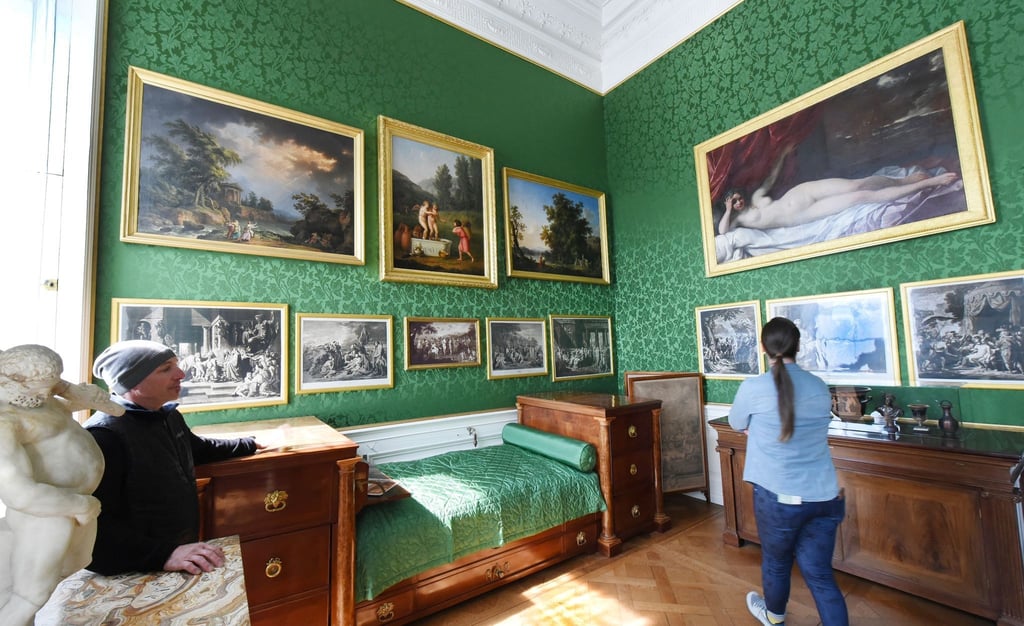 Besucher stehen während einer Führung im Schloss Wörlitz im Schlafzimmer des Fürsten Leopold III.