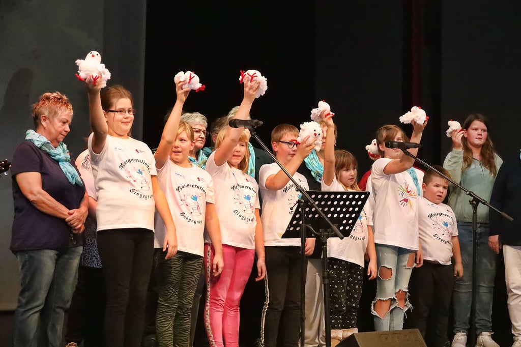 Die Singegruppe des Mehrgenerationenhauses „Sternschnuppe“ sorgte bereits mit dem Eröffnungslied für Gänsehautmomente im Eisleber Theater, wo sich am Montagnachmittag viele Festgäste eingefunden hatten, um den 30. Geburtstag des Kinderschutzbundes Mansfeld-Südharz zu feiern.