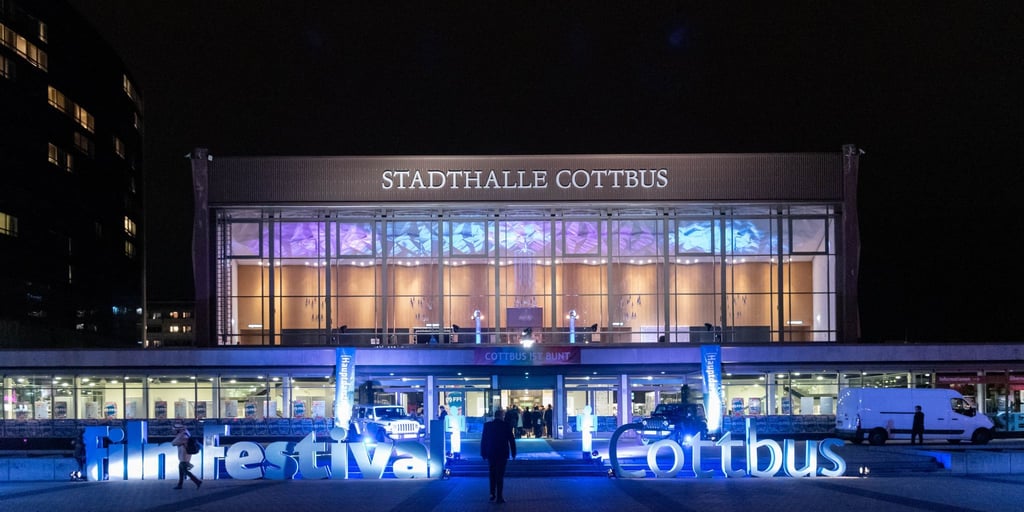Die Stadthalle in Cottbus ist das Zentrum des Filmfestivals Cottbus.