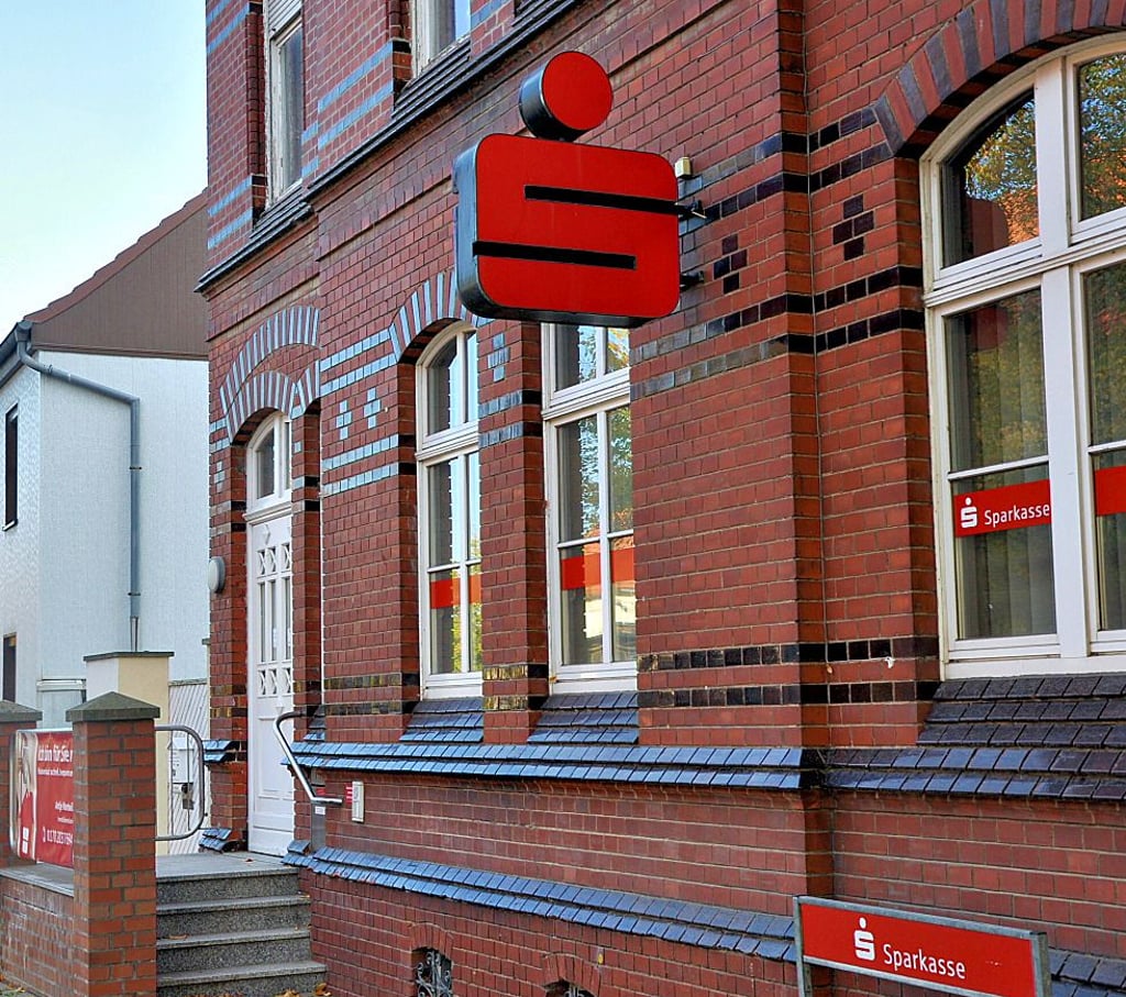 Die Filiale der Salzlandsparkasse in Atzendorf ist im Winter geschlossen, um Energie zu sparen. Die Kontoauszugsdrucker sollen aber weiterhin überall erhalten bleiben.