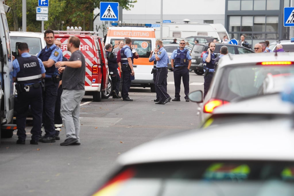 Polizisten und Rettungskräfte stehen an einem der Tatorte in Ludwigshafen.