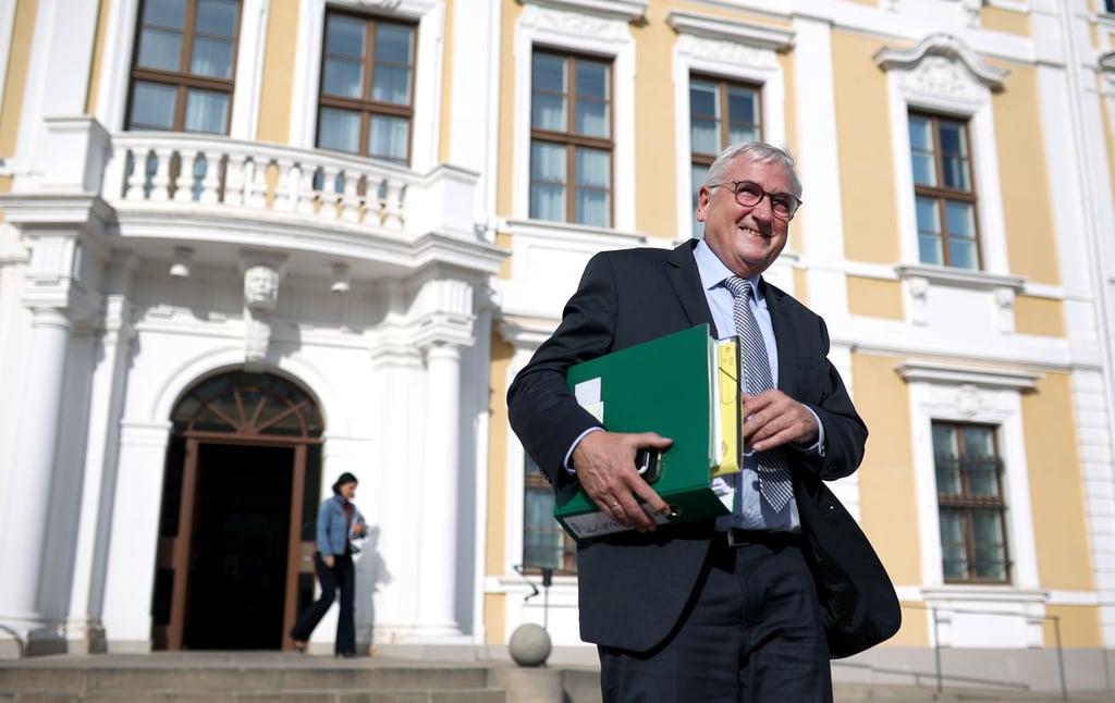 Zu teuer? Der Landtag in Magdeburg (hier mit Finanzminister Michael Richter, CDU) verschlingt nach Ansicht des Steuerzahlerbunds zu viel Geld.