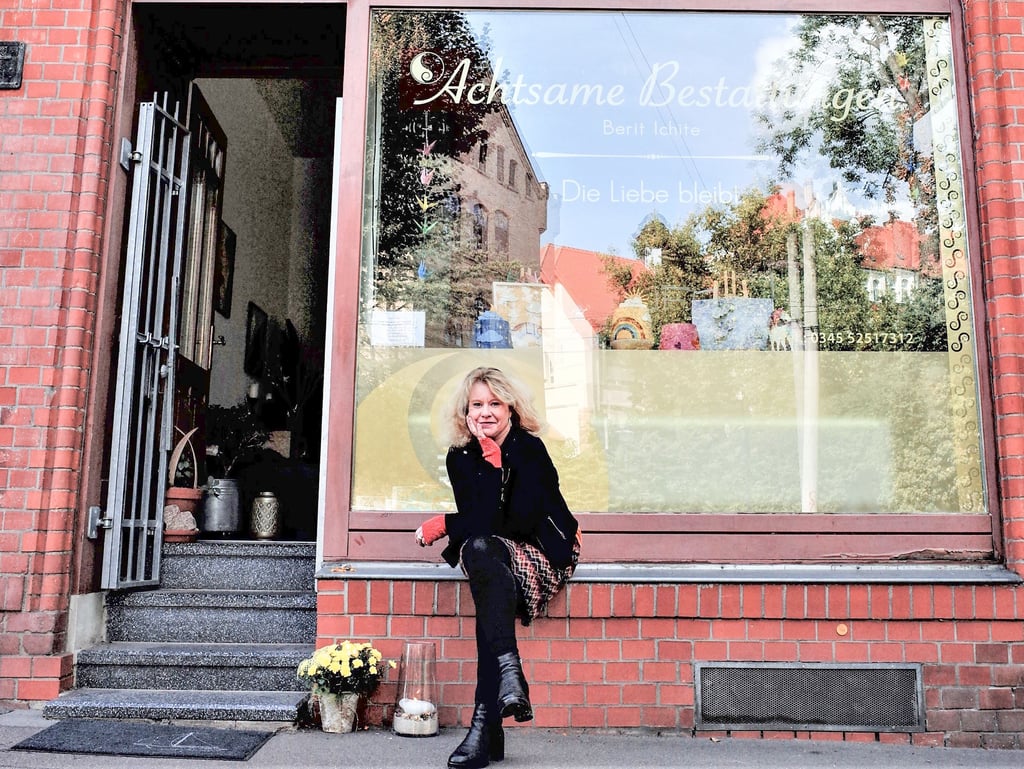 Berit Ichite hat ihren Platz gefunden - nicht nur als achtsame Bestatterin im Giebichensteinviertel. Ihr Lebensmotto: „Die Liebe bleibt“.
