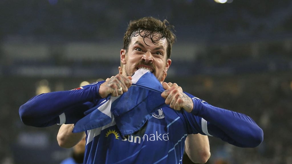 Nach dem triumphalen Sieg des 1. FC Magdeburg gegen den Hamburger SV im Jahr 2019, beißt der damalige FCM-Verteidiger Dennis Erdmann auf der Eckfahne des HSV herum.