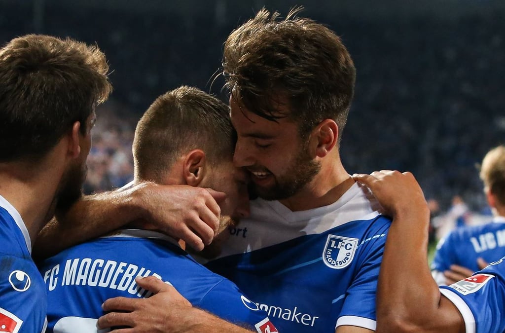 Torschütze Philip Türpitz (Mi.) trifft zum 2-1 mit Christian Beck (1. FC Magdeburg) gegen den MSV Duisburg in der MDCC Arena in Magdeburg.