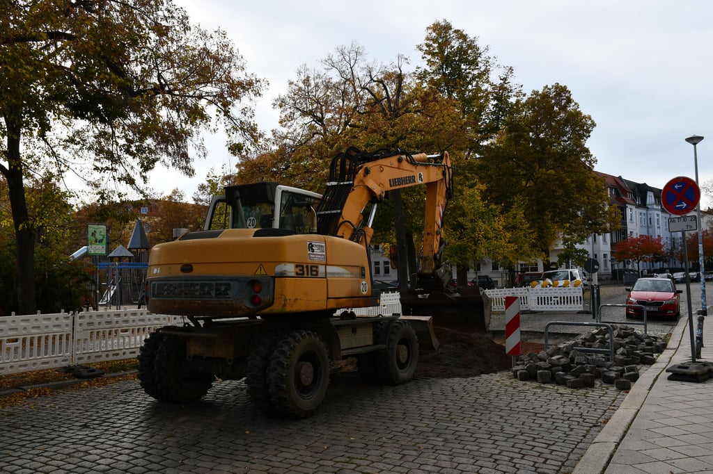 In Magdeburg-Stadtfeld haben Straßenbauarbeiten am Schellheimerplatz begonnen.