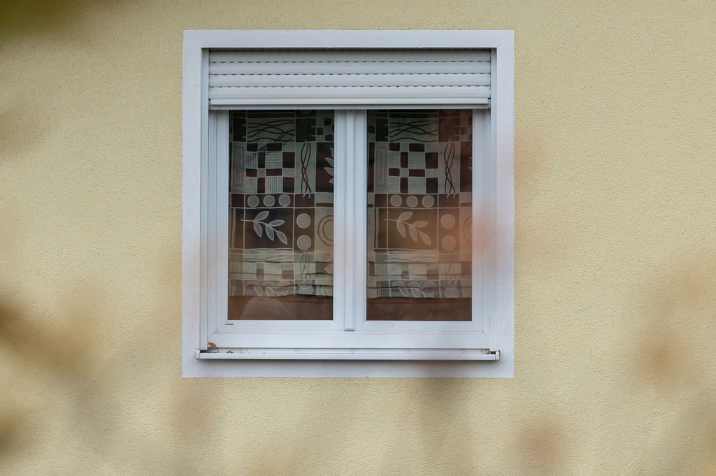 Die Fenster werden durch Rollläden und Rollos nachts zusätzlich isoliert - das kann den Verlust von Heizenergie senken.