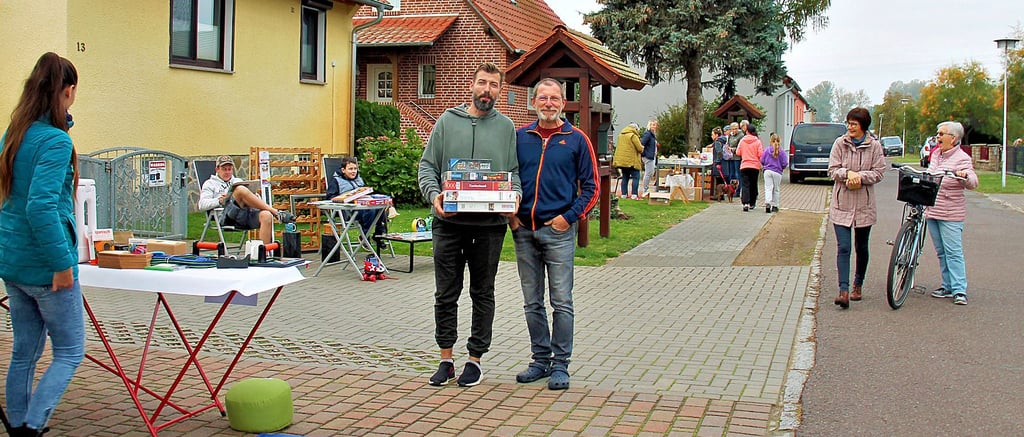 Straßenflohmarkt in der Feldstraße: Die Ide dafür hatten Dirk Meißner und Marc Schneider (Mitte). Zum Stöbern kamen einige Tangerhütter aus angrenzenden Straßenzügen.