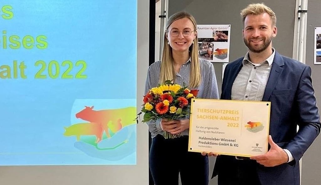 Victoria Theuerkauf und Erik Helmecke sind für artgerechte Tierhaltung mit dem Tierschutzpreis ausgezeichnet worden.