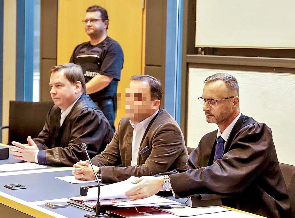 Der angeklagte Chefarzt mit seinen Verteidigern beim Prozessauftakt vor vier Jahren vor dem Landgericht Magdeburg.