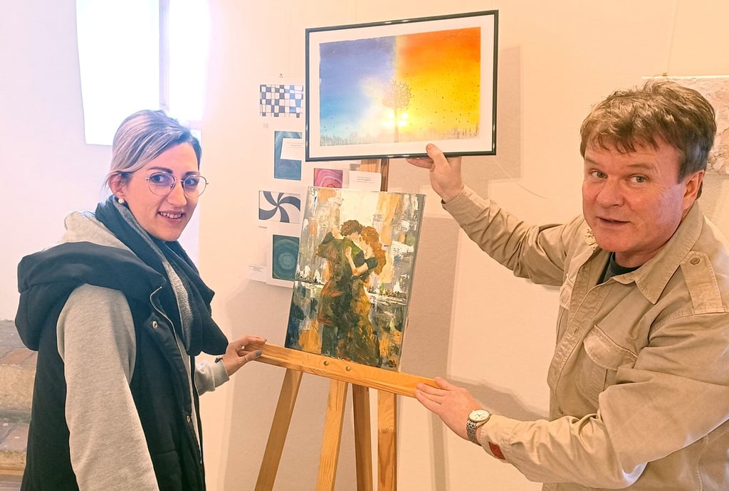 Im Saal des Eulenspiegelturms ist die Ausstellung Art Express 2.0 zu sehen, die Melissa von der Heyden und Torsten Sielmon präsentieren.