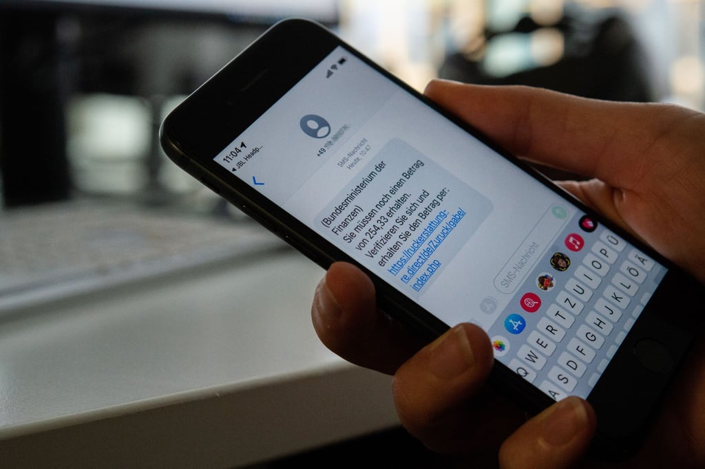 Was? Ein deutsches Ministerium will Geld schicken und schreibt SMS? Dieses Ausmaß an Digitalisierung sollte jeden Empfänger sofort „Betrug“ schreien lassen.
