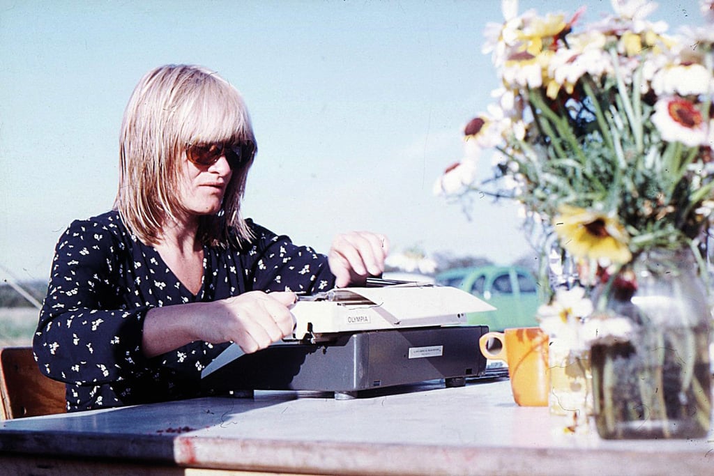 Alice Schwarzer in einer Szene des Dokumentarfilms „Alice“ (undatierte Aufnahme). Der Film wird am 30. November ab 20.15 Uhr im Ersten zu sehen sein.