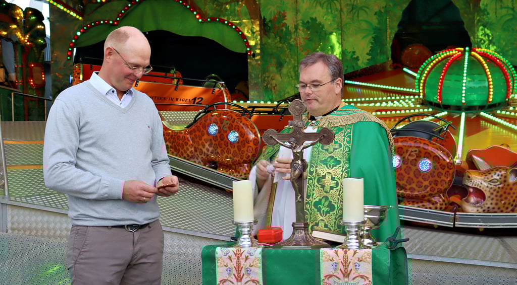 Extra aus Bonn war Pfarrer Sascha Ellinghaus von der Katholischen Circus und Schausstellerseelsorge nach Klötze gekommen, um die Jaguar-Bahn zu segnen und dem neuen Inhaber Maximilian Müller viel Glück zu wünschen.