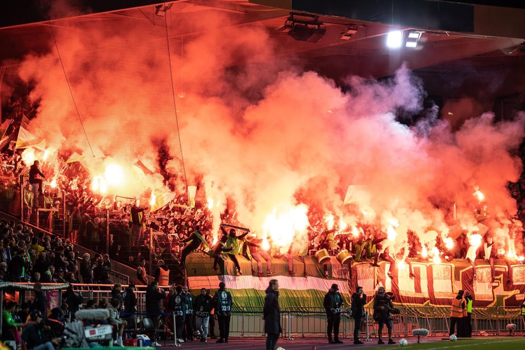 Fans vom VfL Wolfsburg zünden Pyrotechnik.