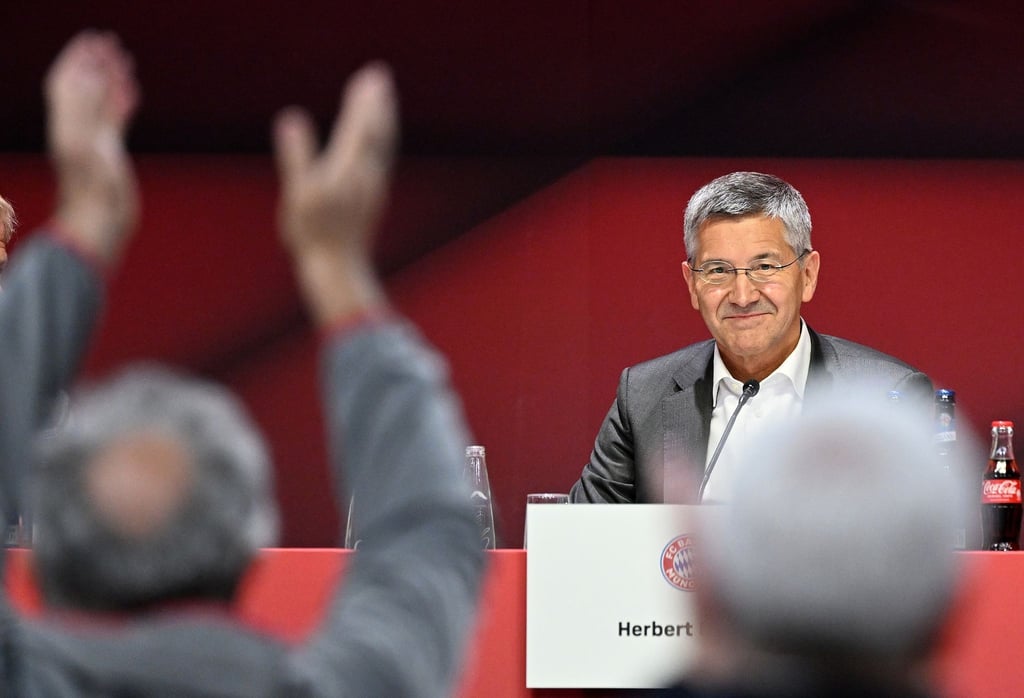 Mitglieder jubeln dem wiedergewählten Präsidenten des FC Bayern, Herbert Hainer, auf der Jahreshauptversammlung zu.