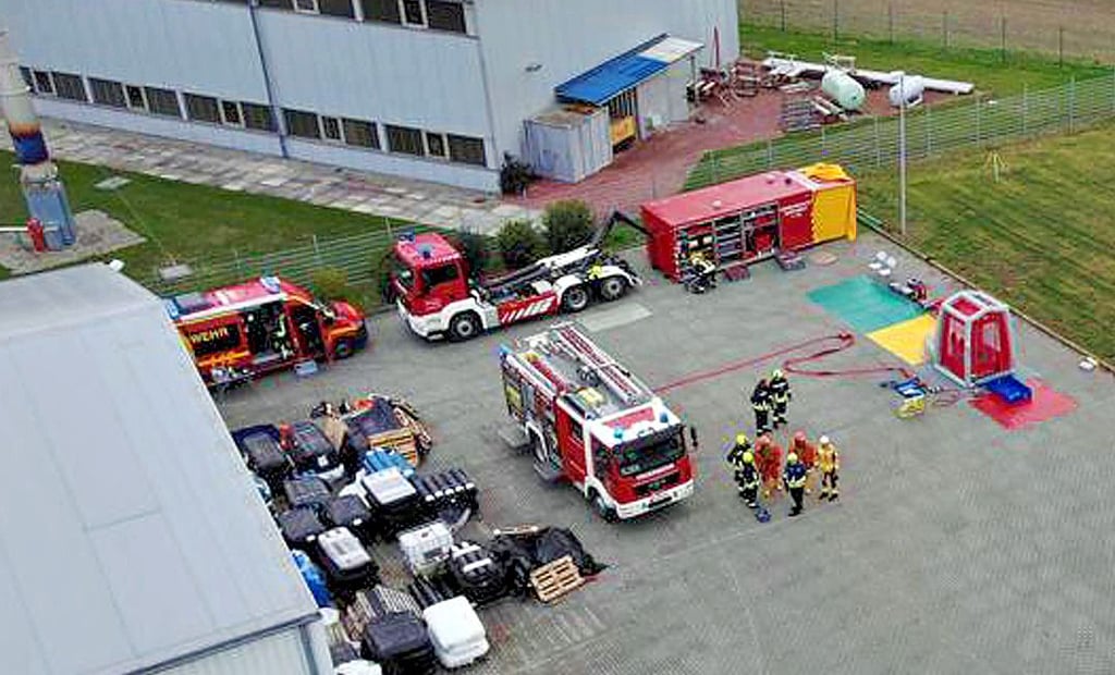 Die „Einsatzstelle" mit der Dekonstrecke (rechts) auf dem Hötensleber Firmengelände.