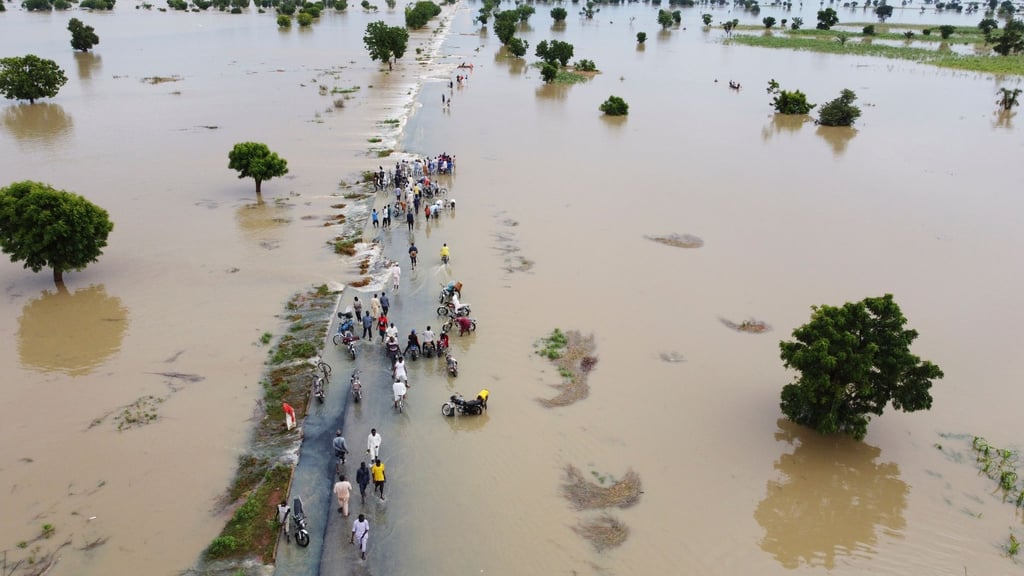 Eine Straße im nigerianischen Hadeja ist nach heftigen Regenfällen überschwemmt. Ärmere Staaten leiden deutlich mehr unter den Folgen der von reichen Ländern befeuerten Klimakrise.