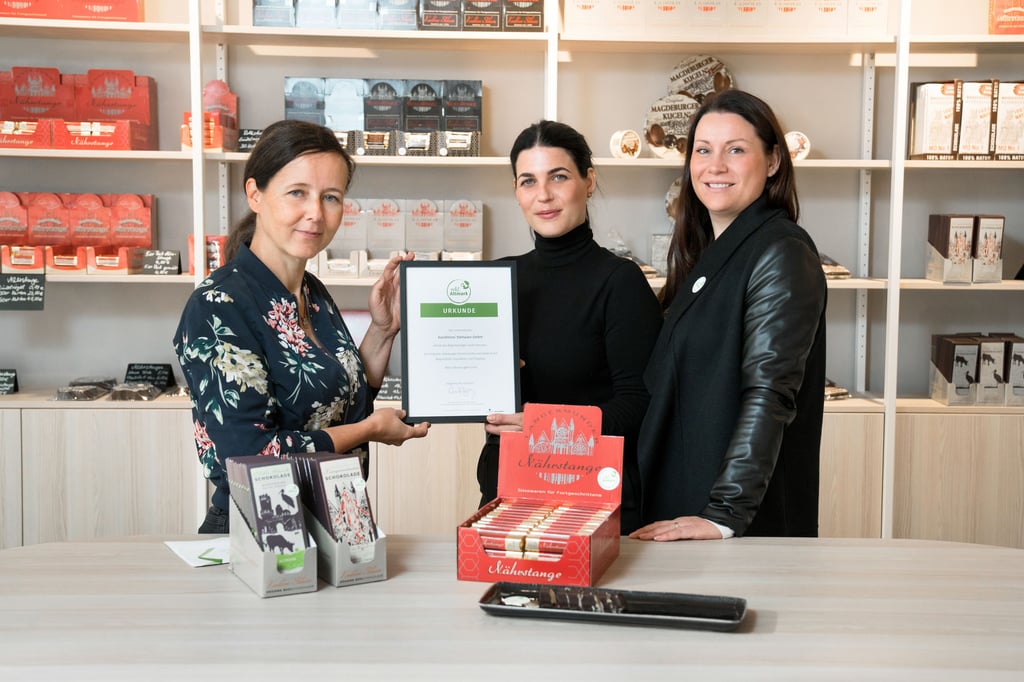 ART-Geschäftsführerin Carla Reckling-Kurz übergibtElisabeth Stehwien und Katharina Isenthal (v.l.n.r.) von der Konditorei Stehwien das "echt Altmark"-Zertifikat.