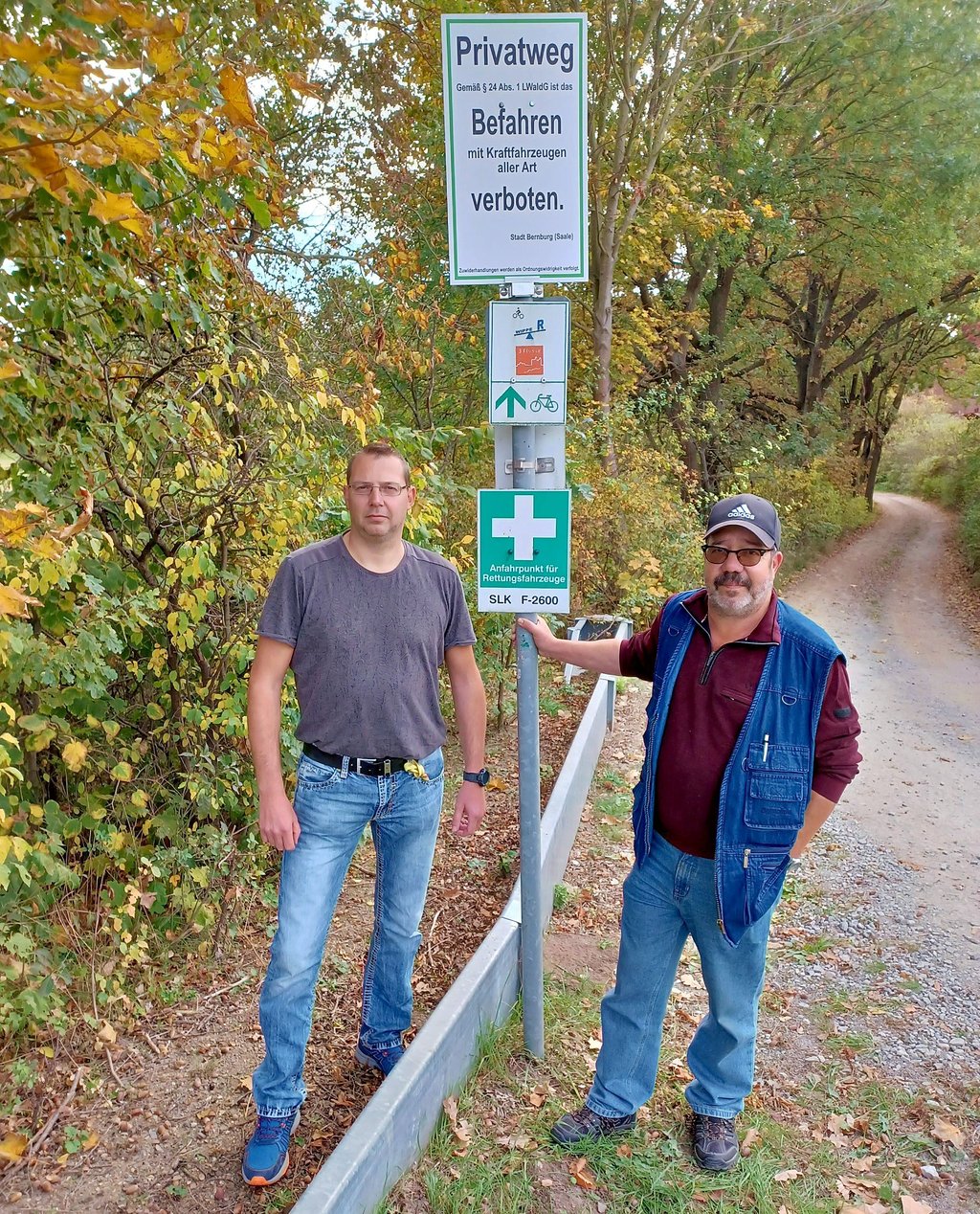 Die Angler Stefan Strauch (links) und Uwe Gebel können ungestraft nur noch mit dem Rad zum Toten Saalearm vorfahren und ihrem Hobby nachgehen.