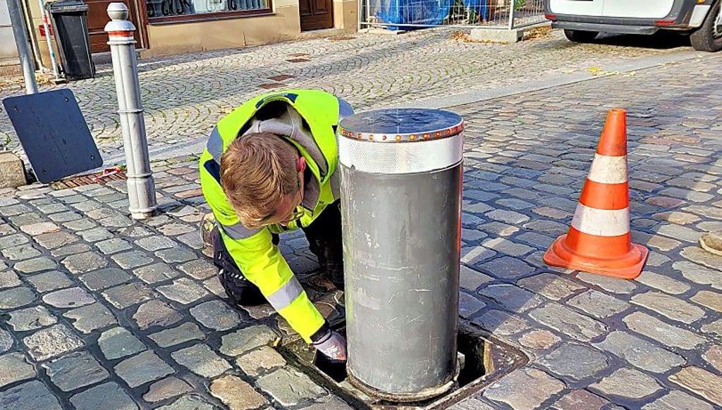 Eine Firma aus Chemnitz reparierte den Poller an der Marktbrücke.