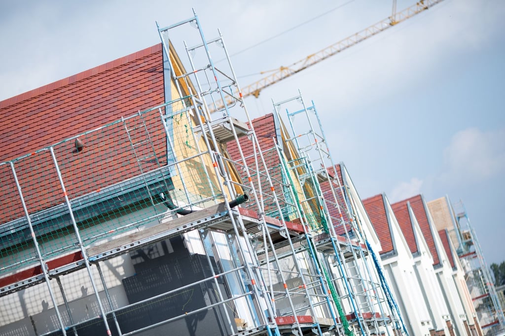Ob Immobilienbau, -kauf oder Modernisierung: Ein Bausparvertrag kann sich unter Umständen für verschiedene Vorhaben lohnen.