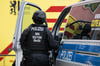 Bei dem SEK-Einsatz der Polizei in Dresden wegen eines Bewaffneten ist am Mittwochabend ein Toter aus der betroffenen Wohnung geborgen worden.