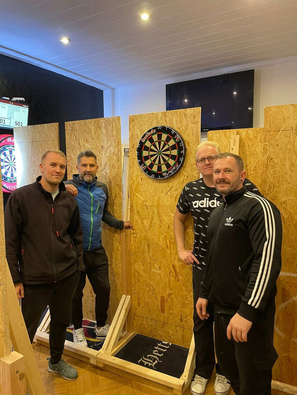 Tobias Schmelzer, René Weiß, Marcus Winter und Markus Müller (von links) bei den Vorbereitungen für das Steel-Darts-Turnier.